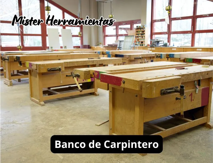 Varios bancos de carpintero de madera maciza con tornillos de sujeción en taller profesional de carpintería