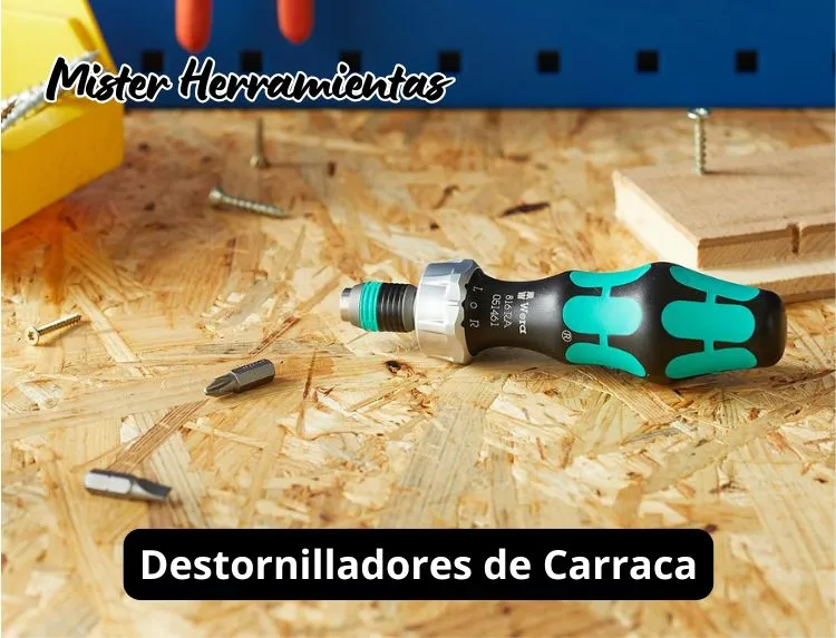 Destornillador de carraca profesional con sistema de trinquete y juego de puntas intercambiables sobre mesa de trabajo