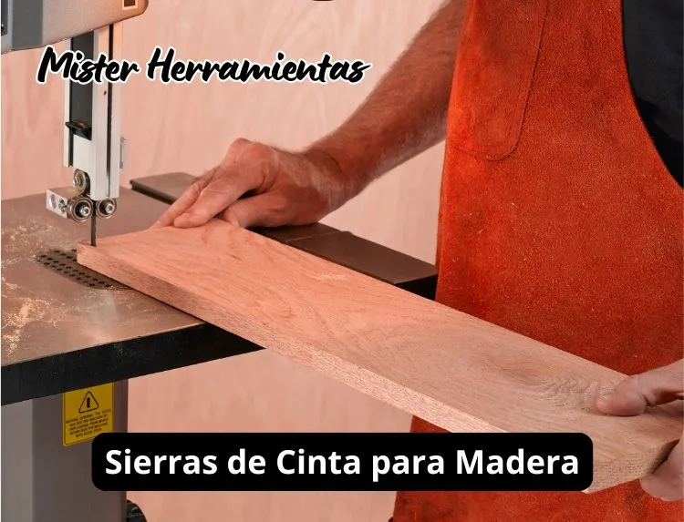 Sierra de cinta para madera profesional cortando tablón sobre mesa de trabajo en taller de carpintería