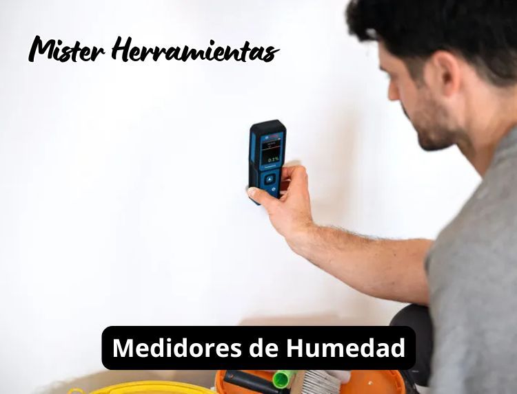 Pintor comprobando la humedad de una pared con un medidor antes de pintar