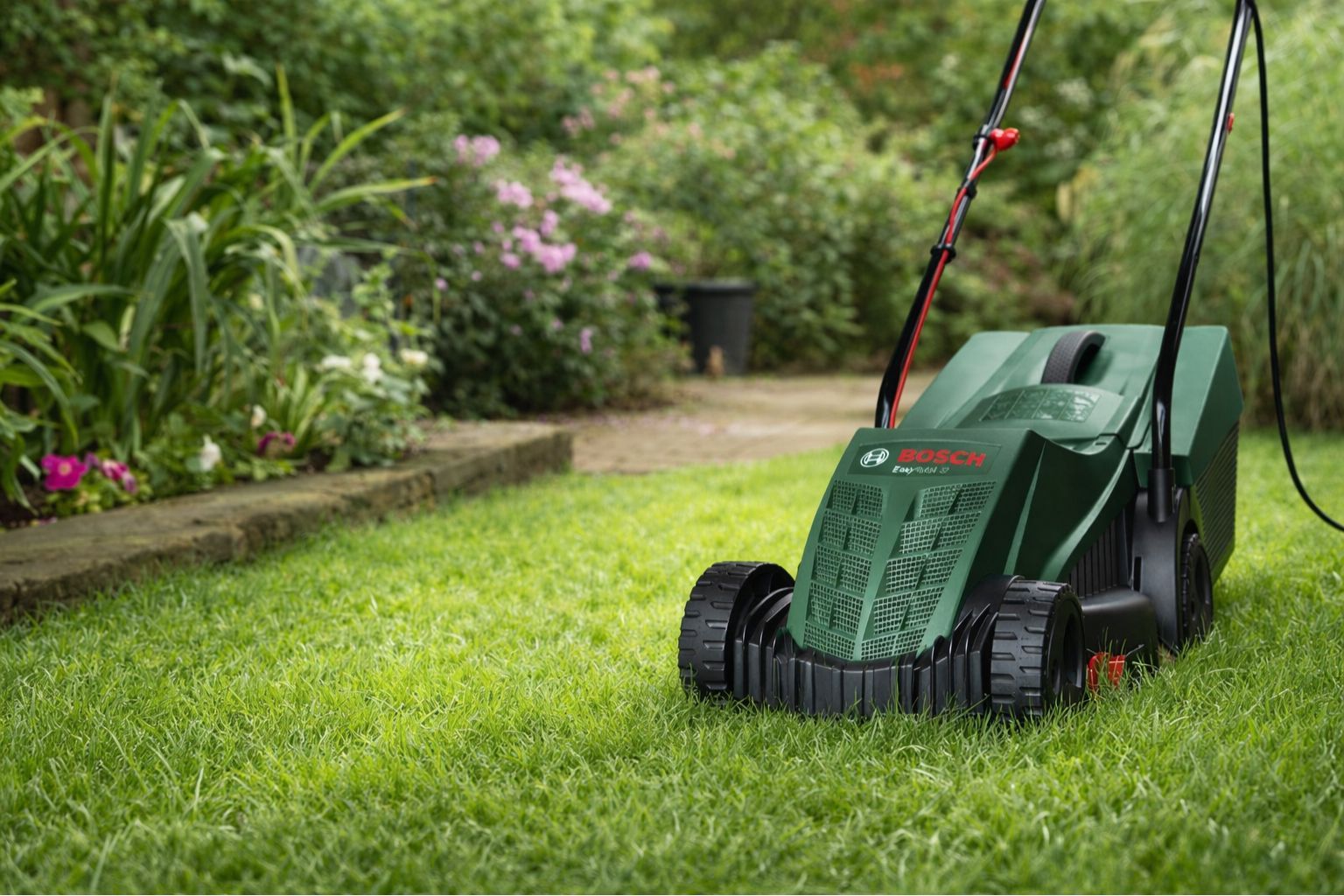Cortacésped eléctrico utilizado para cortar el césped en un jardín doméstico