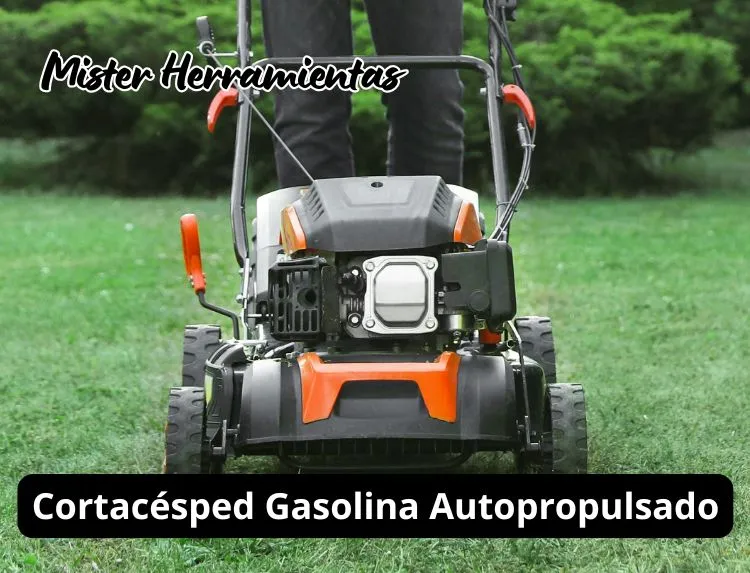 Cortacésped de gasolina autopropulsado cortando césped en un jardín doméstico
