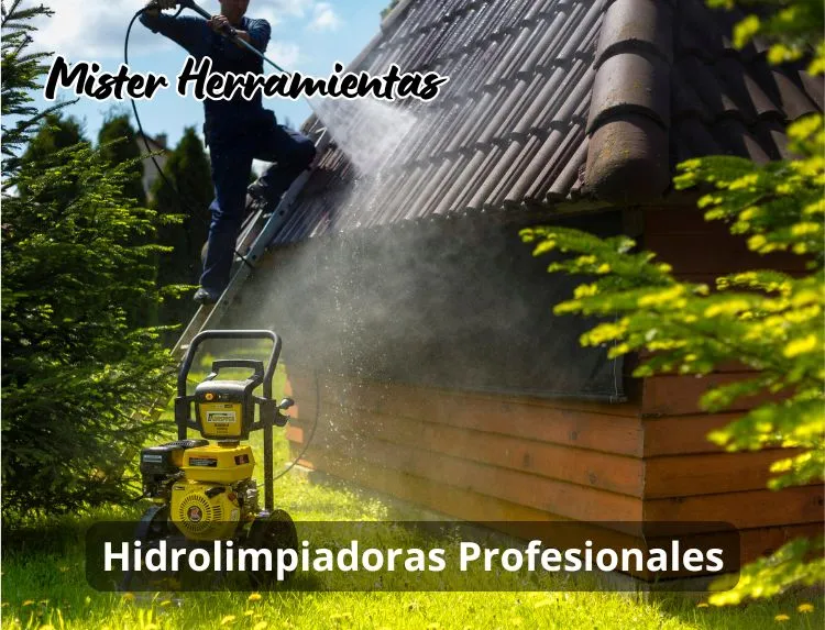 Operario limpiando tejado con hidrolimpiadora profesional de gasolina de alta presión