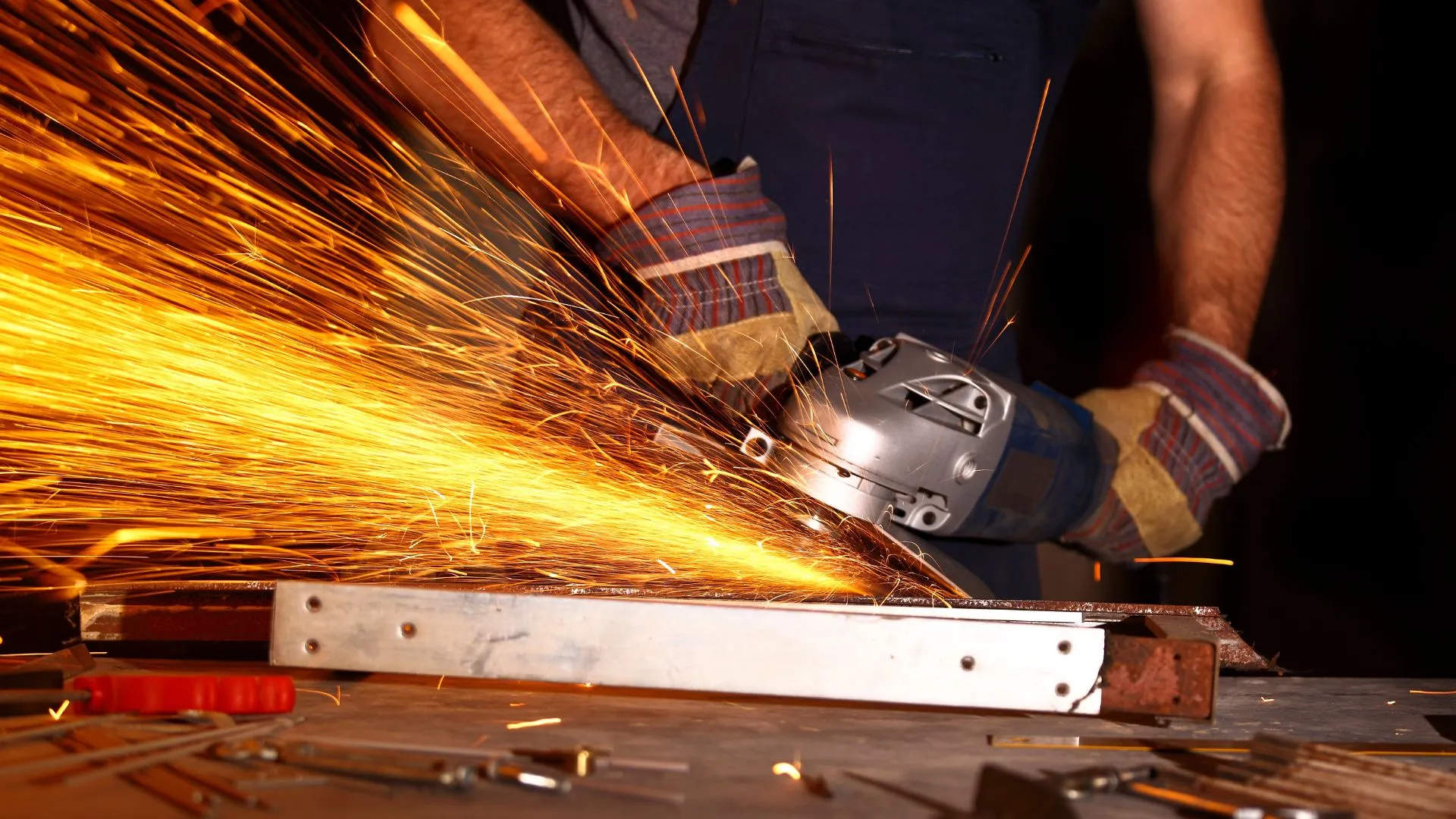 Amoladora eléctrica profesional en uso cortando metal
