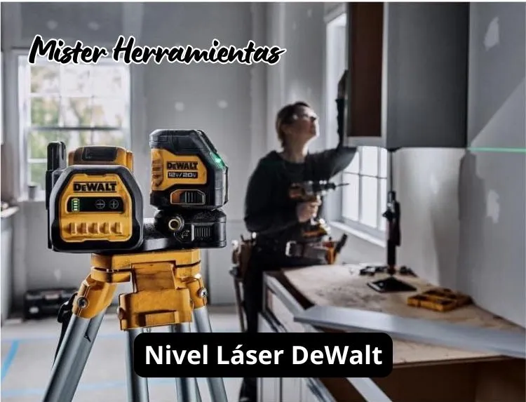 Operario instalando muebles de cocina con un nivel láser DeWalt para alinear los módulos