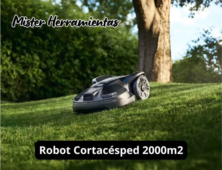 Robot cortacésped Husqvarna trabajando en jardín de 2000 m2