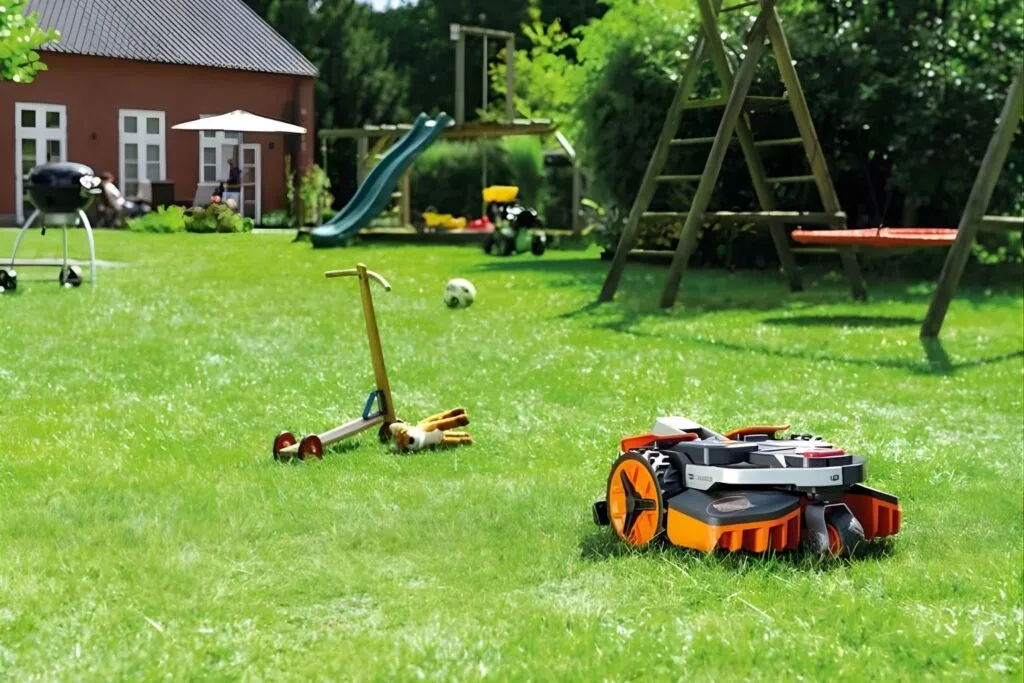 robot cortacésped trabajando de forma automática en un jardín residencial