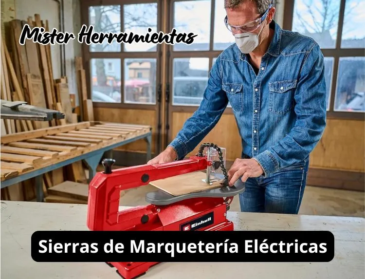 hombre utilizando una sierra de marquetería eléctrica en un taller de carpintería