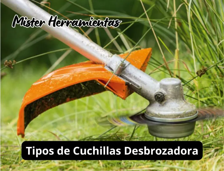 cabezal de desbrozadora con cuchilla cortando maleza en uso