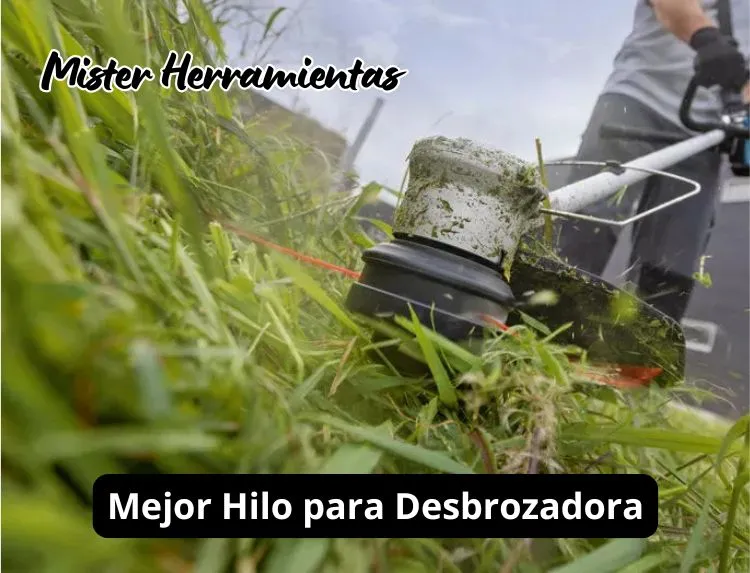 cabezal de desbrozadora con hilo de nylon cortando hierba en primer plano