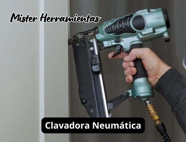 Pistola de clavos neumática clavando una moldura de puerta en trabajo de carpintería