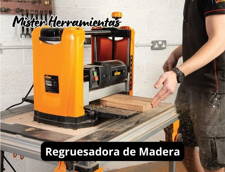 operario utilizando regruesadora de madera Triton con tabla en taller