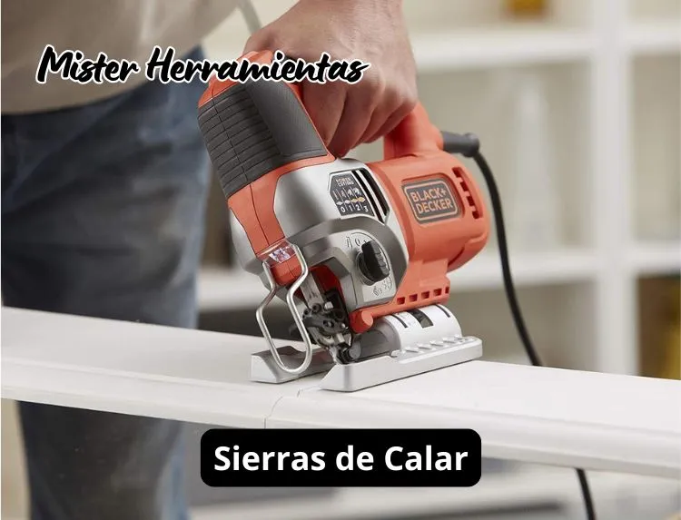 Sierra de calar Black and Decker cortando una moldura de madera con precisión