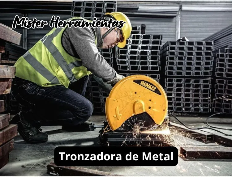 Operario utilizando una tronzadora de metal DeWalt para cortar perfiles metálicos en taller