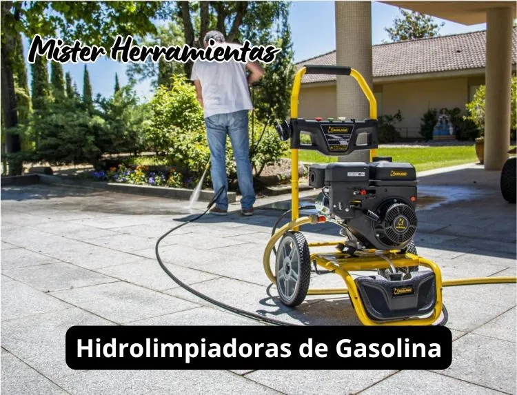 Hidrolimpiadora de gasolina limpiando un patio exterior