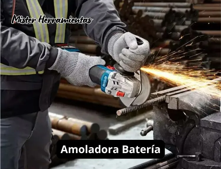 Amoladora de batería cortando una barra metálica durante un trabajo de metal