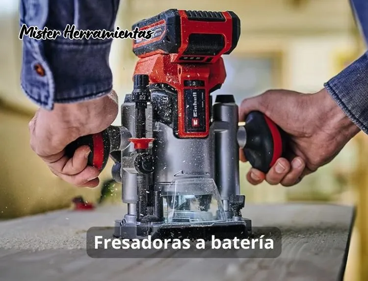 Fresadora a batería para madera realizando un rebaje sobre una tabla durante un trabajo de carpintería