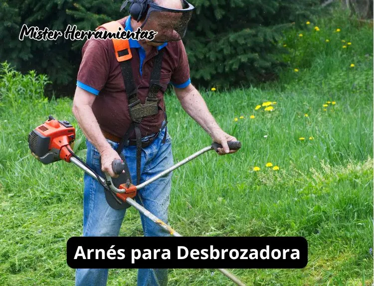 Operario utilizando una desbrozadora con arnés ergonómico en una zona de hierba alta
