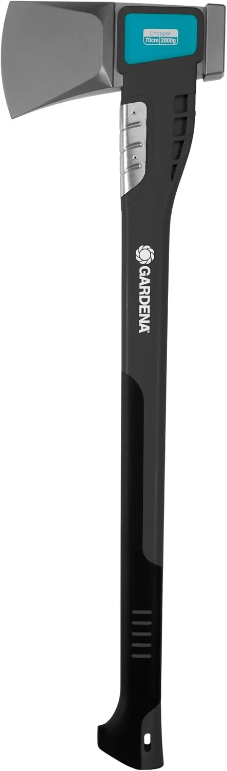 Hacha GARDENA 2800 S con protección metálica junto a la cabeza