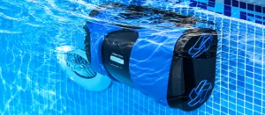 iGarden K80 junto a la pared de gresite y la superficie del agua