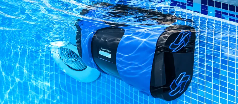 iGarden K80 junto a la pared de gresite y la superficie del agua